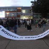 Ministarstvo prosvete uvelo prinudnu upravu u OŠ "Pavle Savić": Roditelji učenika kažu "reč je o stranačkom kadru" 4