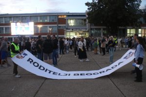 Ministarstvo prosvete uvelo prinudnu upravu u OŠ "Pavle Savić": Roditelji učenika kažu "reč je o stranačkom kadru" 37