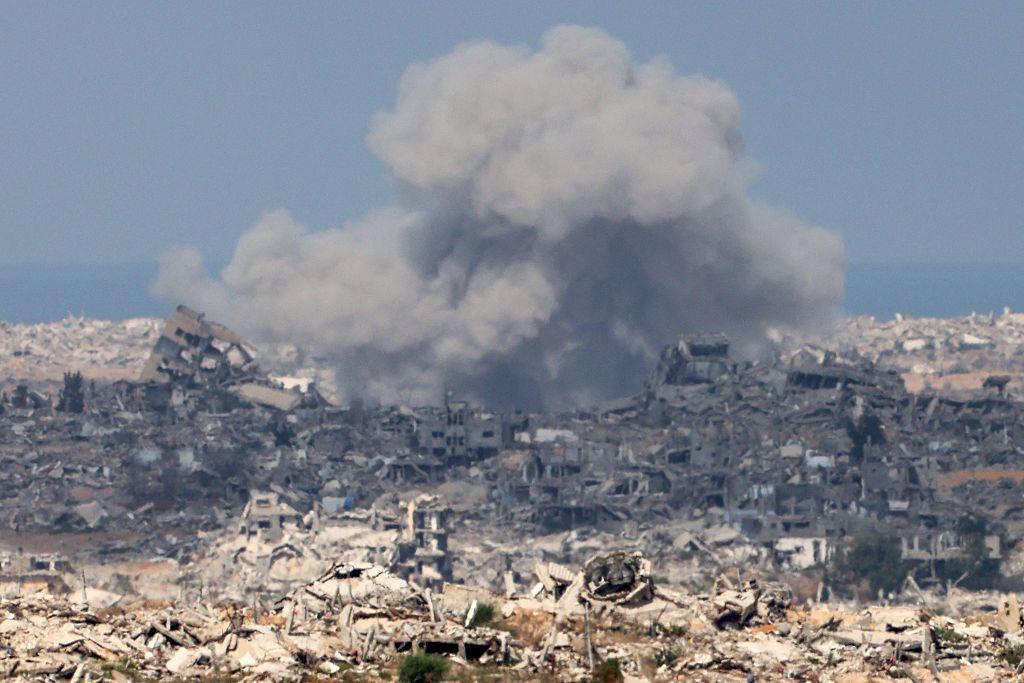 Fotogalerija: 'Gaza gori' u izraelskoj kopnenoj ofanzivi 8 Dim se vidi nakon eksplozije, a ruševine desetina zgrada vide se u svim pravcima