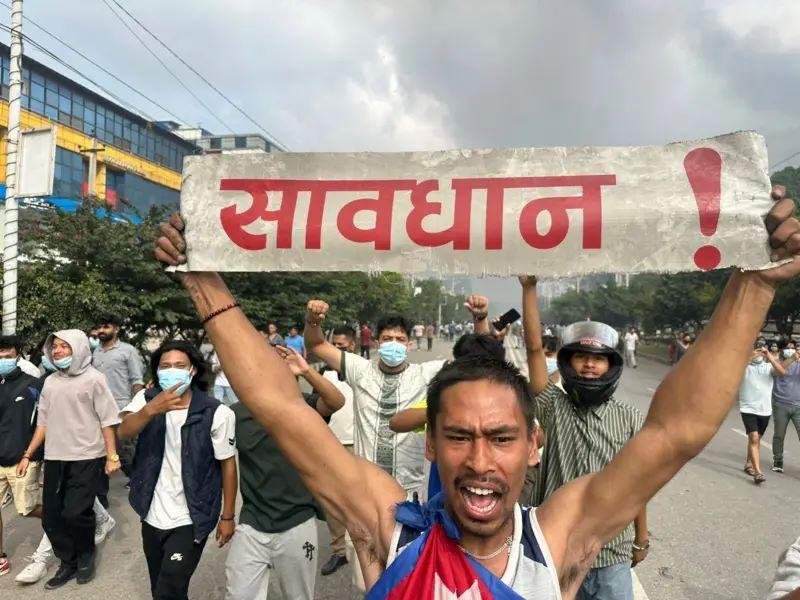 Nepal: Vojska uspostavila mir, prva žena premijer u istoriji zemlje 8 muškarac drži transparent sa ispisanim crvenim slovima
