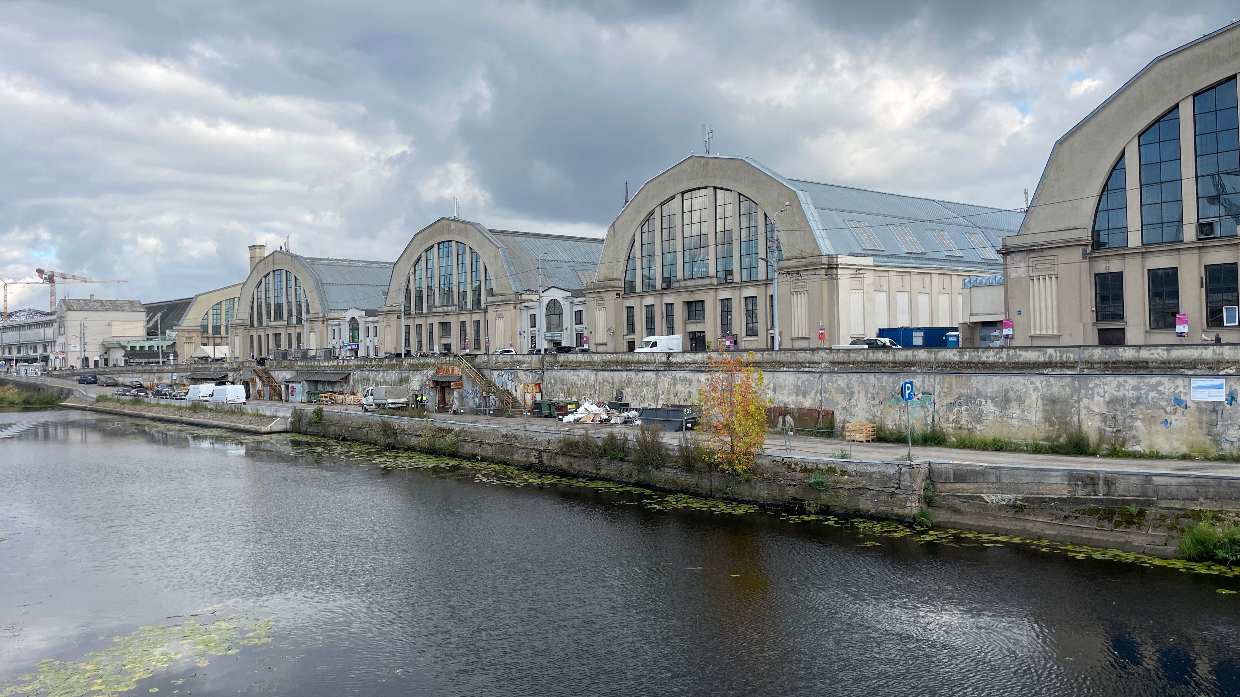 Razglednica Rige: Secesija, zaliv i pijaca 17 Centralna pijaca u Rigi nalazi se unutar nekadašnji hangara za nemačke dirižable