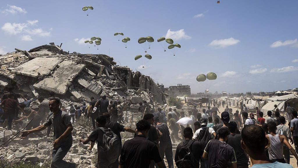 Šta je genocid 4 Avioni izbacuju humanitarnu pomoć