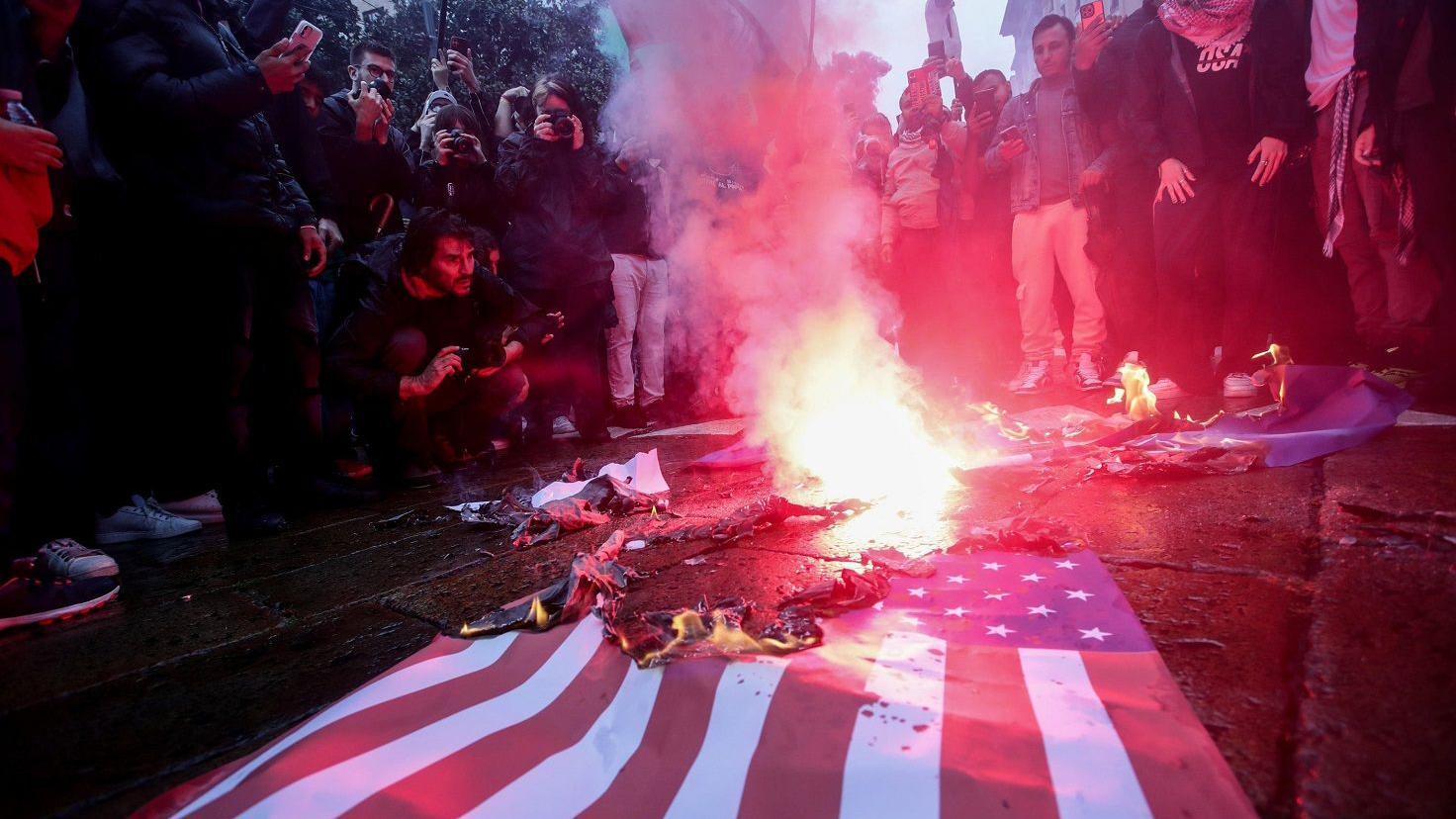 Ko je sve priznao Palestinu kao državu 3 Demonstranti u Milanu pale američku zastavu