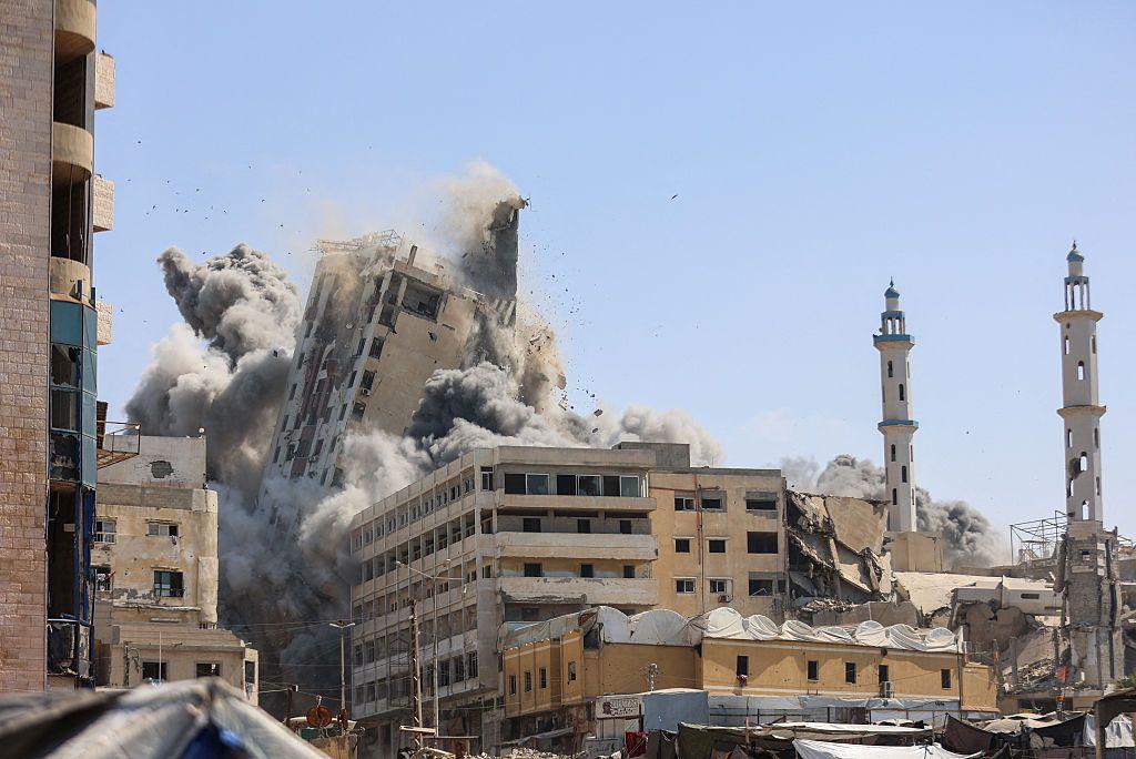 Fotogalerija: 'Gaza gori' u izraelskoj kopnenoj ofanzivi 2 Kula al-Gafri u gradu Gazi uništena je u izraelskim vazdušnim napadima. Zgrada se može videti kako se ruši dok ogromni oblaci prašine i dima obavijaju okolno naselje. Minareti džamije mogu se videti desno na slici.