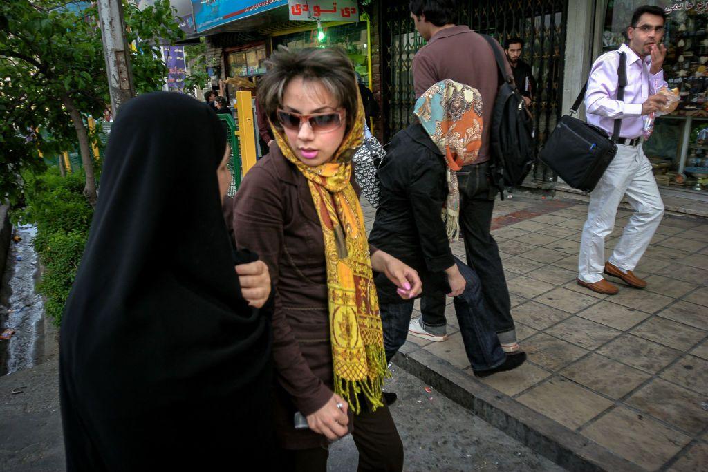 Pramen kose i talas besa: Šta se stvarno promenilo u Iranu posle protesta 'Žena, život, sloboda' 3 Gene šetaju ulicom, dok na glavi nose maramu