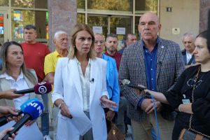 Predsednica beogradskog odbora Stranke slobode i pravde Mile Popović danas je uoči sednice Skupštine grada izjavila da Beogradom danas upravlja korumpirana koalicija, koja je u poslednjim danima svoje vlasti ogrezla u nasilju i bahatosti.