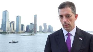 Marko Đurić, ministar spoljnih poslova, oglasio se podužim tekstom podrške ministru kuluture Nikoli Selakoviću, nakon što je 15. decembra objavljeno da je Tužilaštvo za organizovani kriminal podnelo optužni predlog protiv Selakovića i još dve osobe, zbog sporne dokumentacije u sprovođenju projekta gradnje u zoni srušene zgrade Generalštaba. Američki investitor Džared Kušner je u međuvremenu objavio da odsutaje od gradnje hotela, poštujući volju naroda Srbije i Beograda.