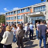 Direktora osnovne škole "Pavle Savić" ispratila policija: Roditelji protestovali, došla i Hitna pomoć 9