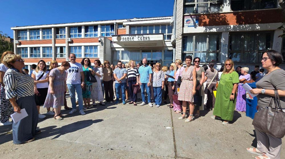 Veći broj uniformisanih policajaca u OŠ "Pavle Savić", roditelji traže objašnjenje 1