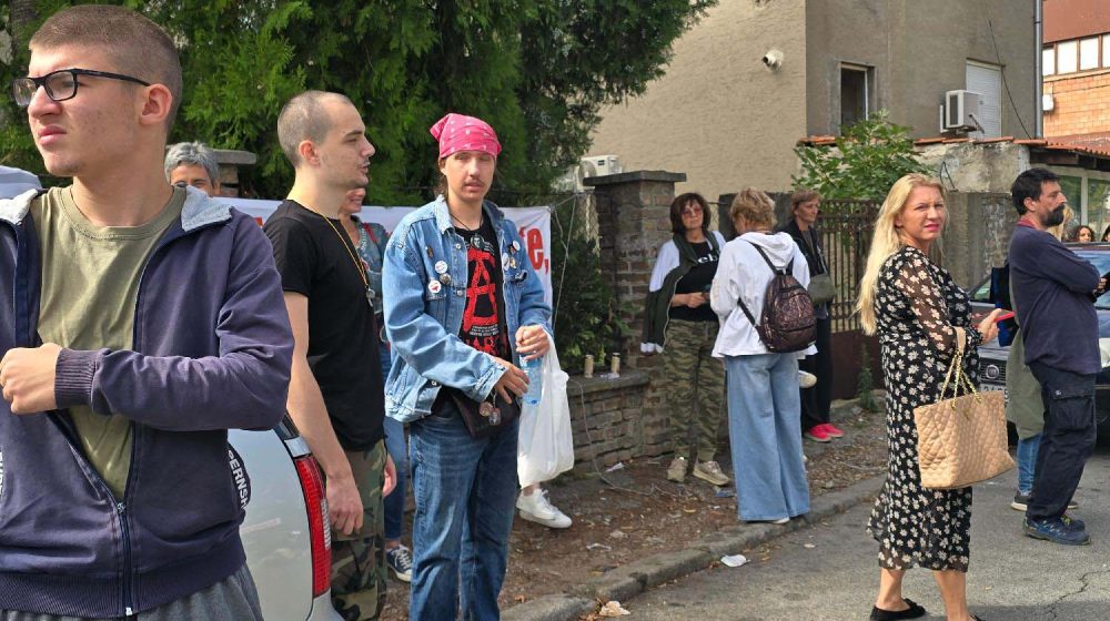 "Policija pustila studenta na sahranu ocu, ali nisu izdržali da ga ne ponize, Bogdan bio vezan poput psa": Slobodna Dalmacija o stanju u Srbiji 1