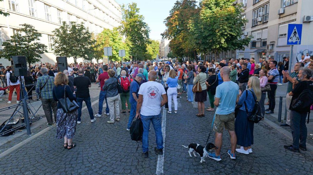 "Borba za prosvetu, za profesore, za roditelje, za đake tek počinje": Održan protest ispred Pete beogradske gimnazije (FOTO; VIDEO) 1
