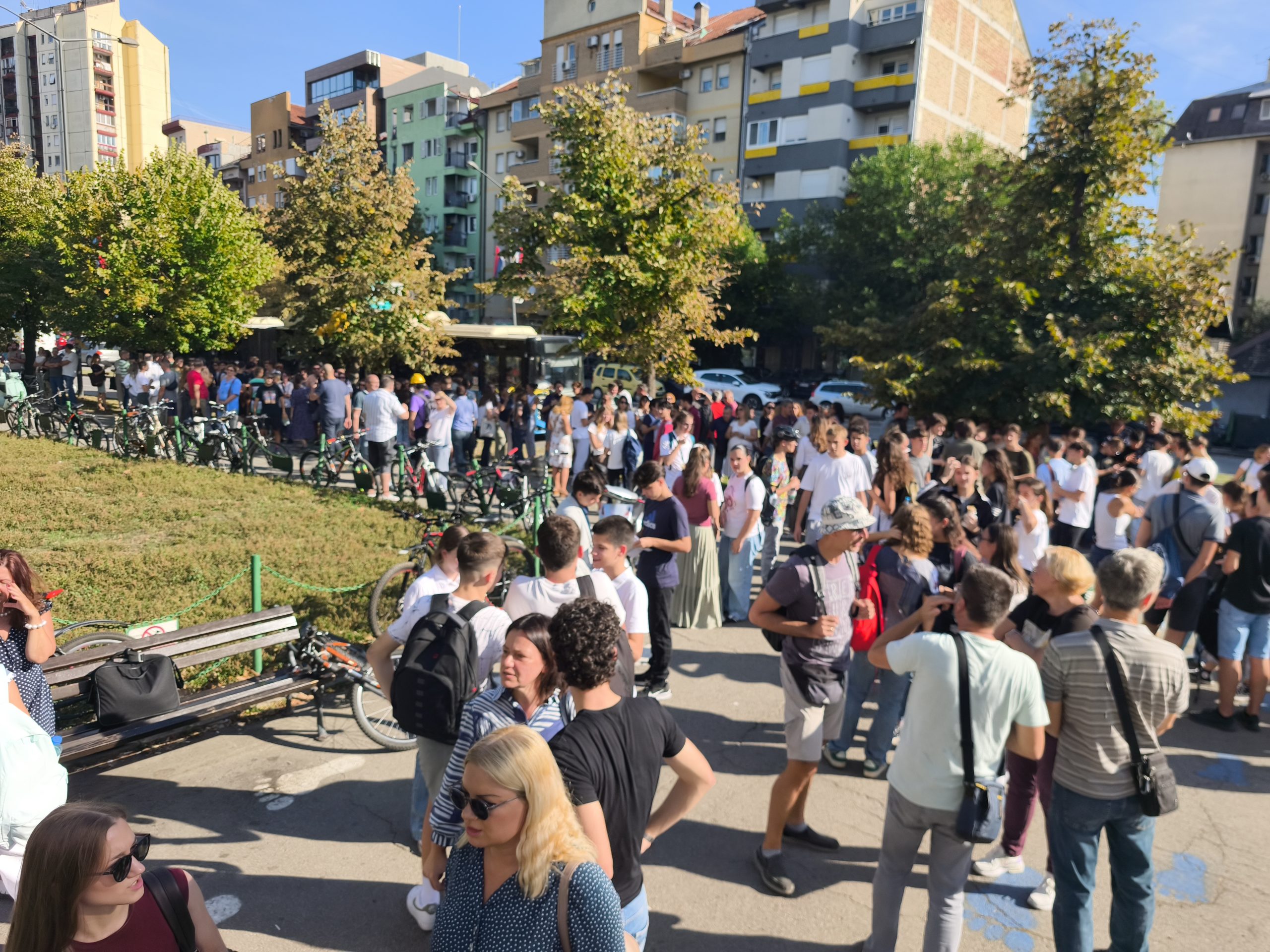 Oko hiljadu roditelja i učenika podržalo jednočasovni štrajk profesora Jovine gimnazije 2 štrajk jovina