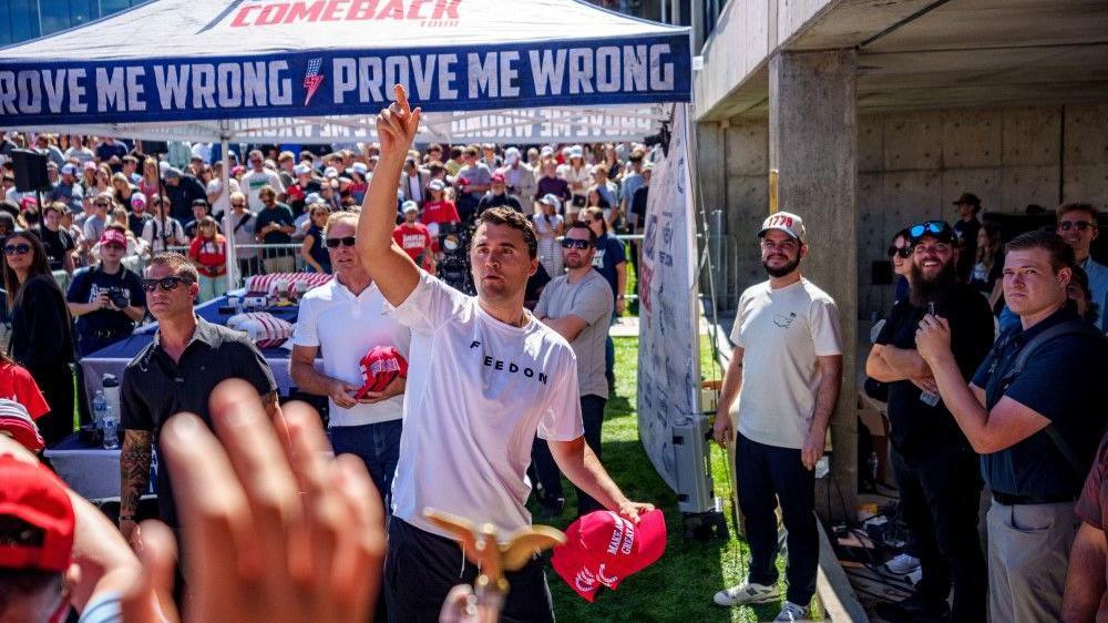 Ko je Čarli Kirk, ubijeni ljubitelj Trampa, šta kaže američki predsednik i kuda ide Amerika 1 Čarli Kirk, Američki desničarski aktivista Čarli Kirk baca šešire ka pristalicama neposredno pre nego što je ubijen na Univerzitetu u Juti