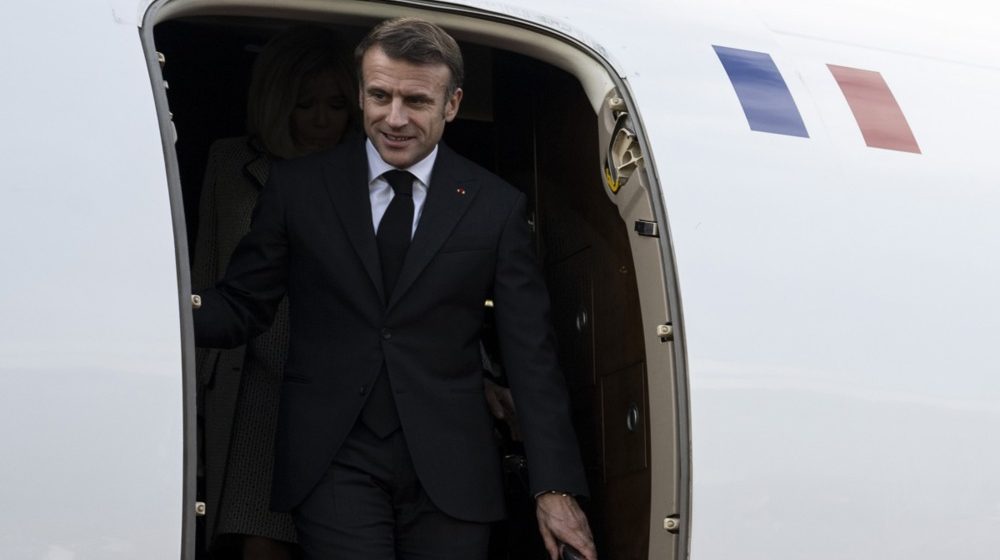 Istražuje svet Trampa, Putina...: Ko je čovek koji je deo užeg kruga pratnje Makrona? 1