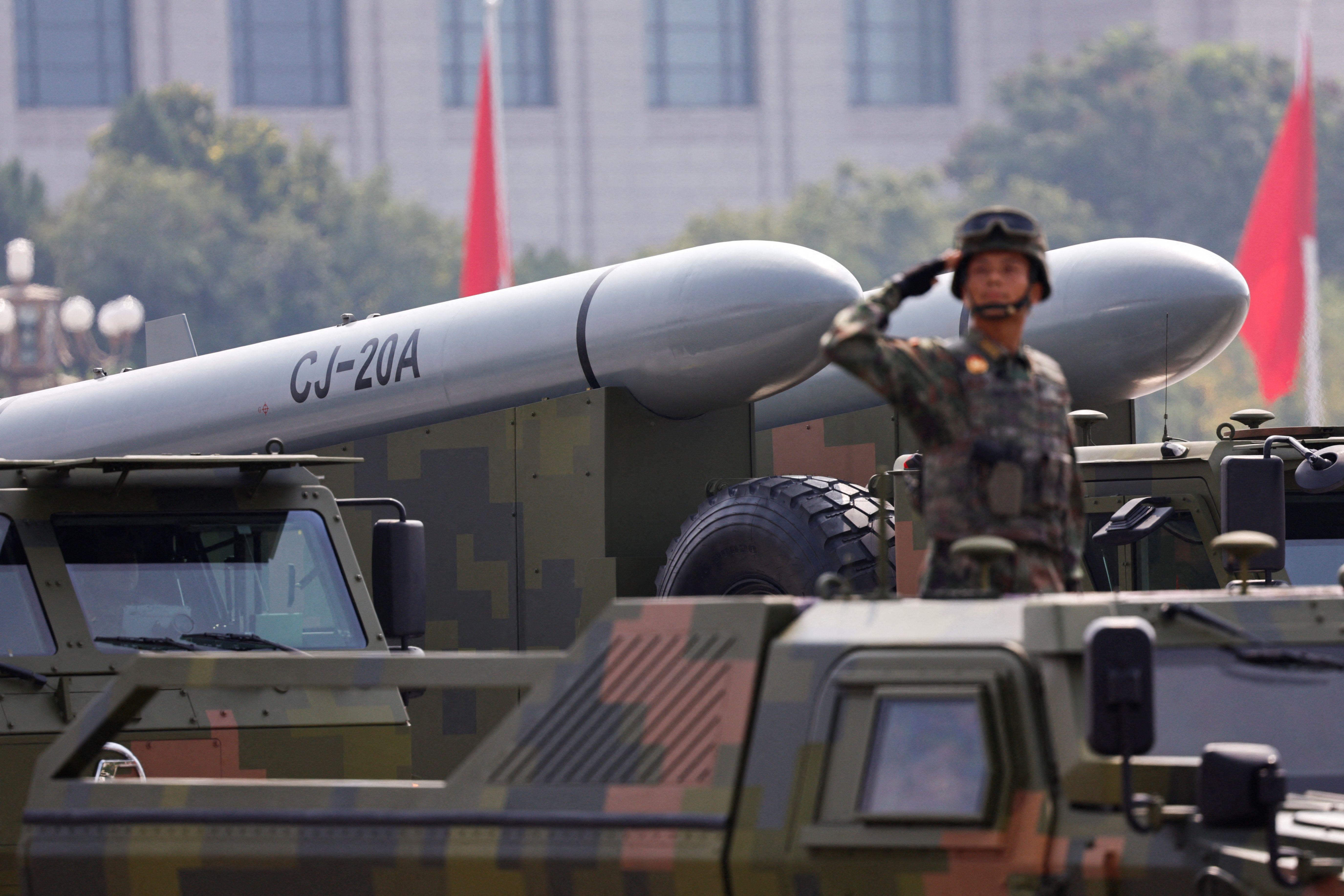 'Jasna poruka Trampu': BBC novinari o vojnoj paradi u Kini 5 Vojnik u tenku