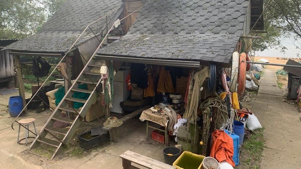 'Pecanje je način života': Lov na ribarska mesta u Letoniji 3 Drvena kuća ispred koje su ribarka odela, užad, mreže