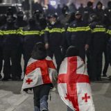Protesti zbog obustave pregovora o članstvu u EU, policija istražuje napad jogurtom na štab vladajuće stranke: Šta se događa u Gruziji? (VIDEO) 5