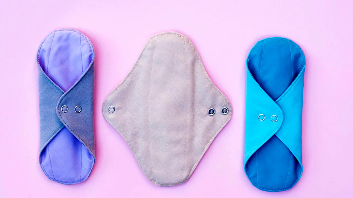 Kako da izbegnete menstrualna curenja - za i protiv uložaka, tampona i čašica 4 Tri uloška za višekratnu upotrebu za menstruaciju na ružičastoj pozadini