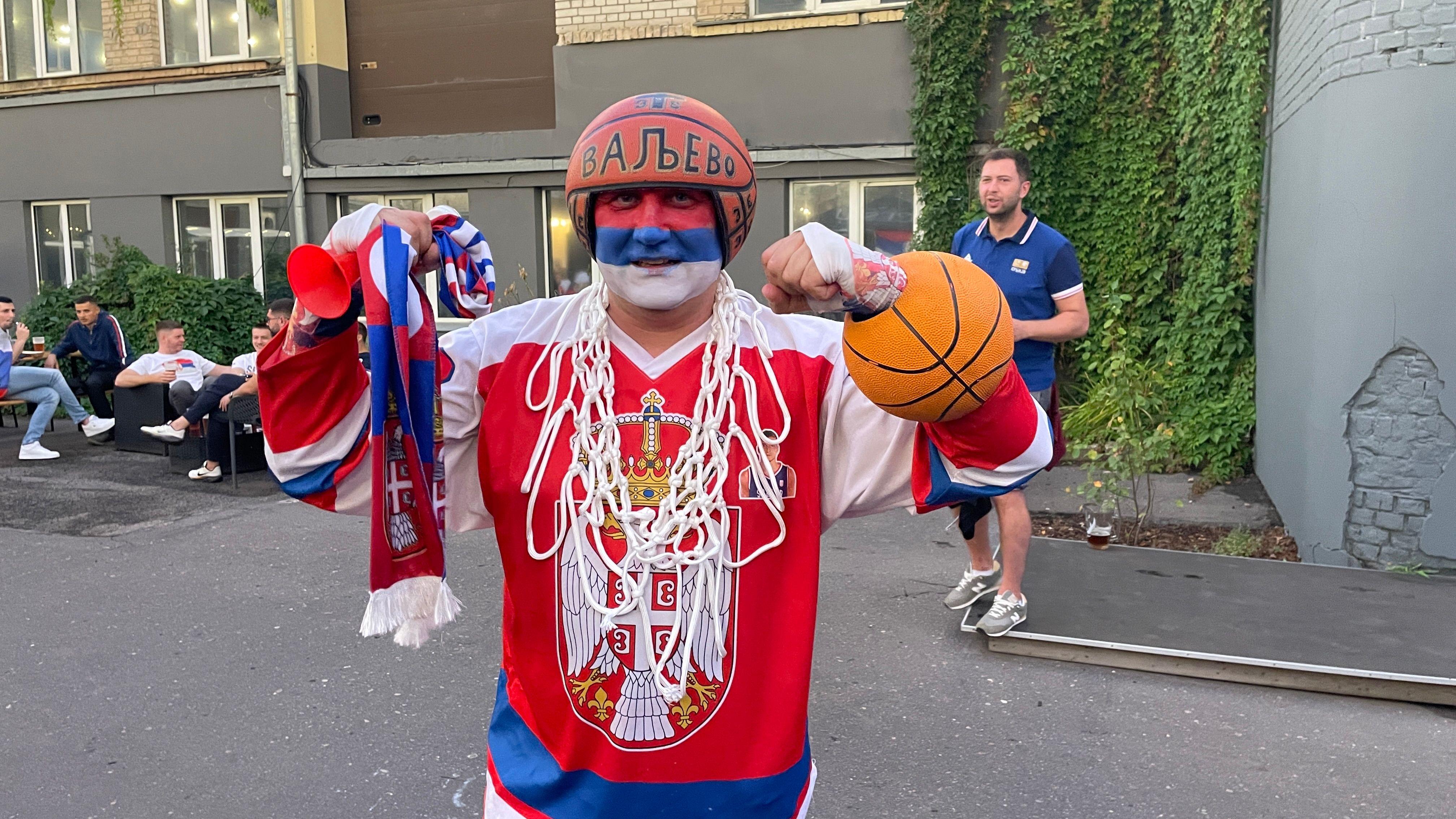 Kako sam u istom danu gledao fudbalere i košarkaše Srbije - u Letoniji 5 Igor Marjanović, čuveni navijač Srbije iz Valjeva