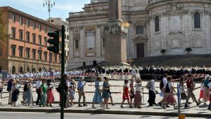 Više stotina katolika, pripadnika LGBTQ+ zajednice, i članova njihovih porodica učestvovalo je danas na hodočašću u Rimu, povodom Svete ili Jubilarne godine.