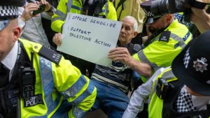 Policija je sinoć saopštila da je uhapsila više od 400 ljudi tokom demonstracija u Londonu u znak podrške grupi Palestinska akcija, a u ranijim protestima uhapšeno je više stotina širom Velike Britanije od kada je zabranjena ta organizacija.