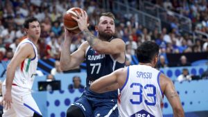 Košarkaši Slovenije plasirali su se u četvrtfinale Evropskog prvenstva, pošto su u osmini finala u Rigi pobedili Italiju 84:77 (29:11, 21:29, 22:16, 12:21).