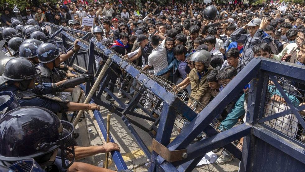 Vojska na pustim ulicama prestonice Nepala, policijski čas i izgoreli automobili: U toku pripreme za dijalog predstavnika vlasti i demonstranata? 2 protesti u Nepalu
