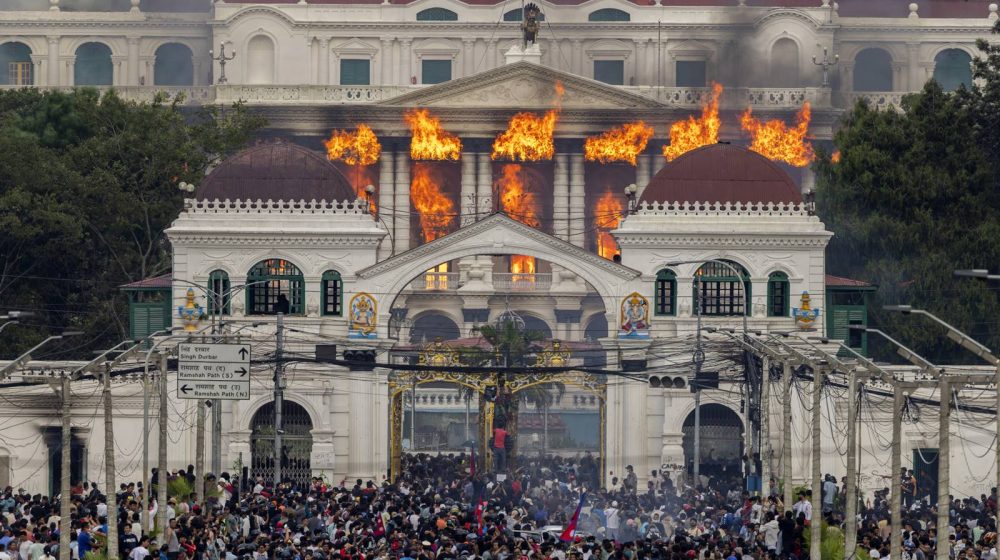 Demonstranti u Nepalu zapalili zgradu parlamenta 1