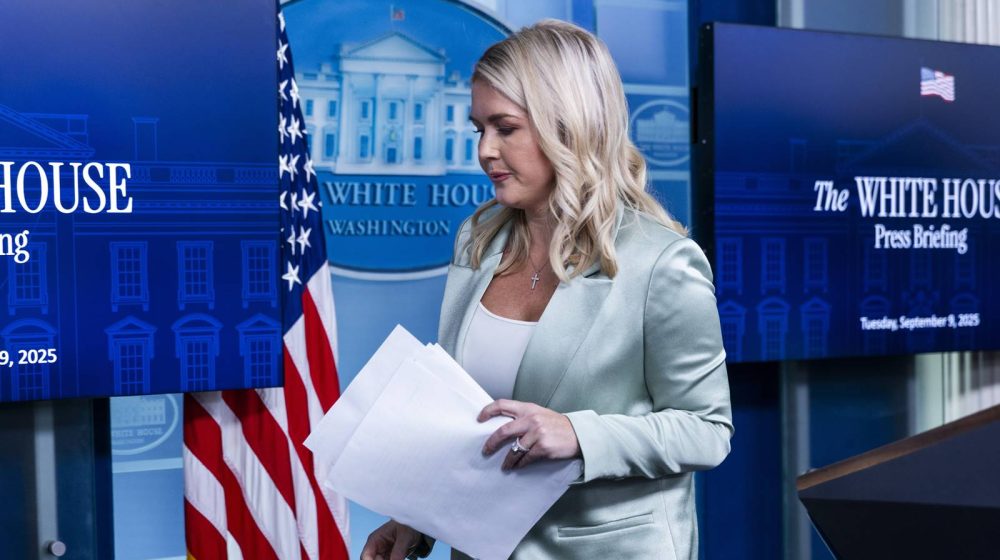 Kerolajn Levit, Bela kuća