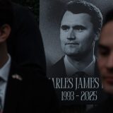 Desetine hiljada ljudi na sahrani i komemoraciji Čarlija Kirka, među njima i Tramp 3