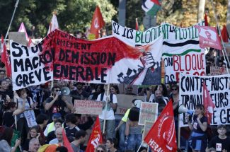 French unions call for nationwide strike and protests Pariz pod opsadom: Veliki protesti u Francuskoj, više od 90 uhapšenih, policija "doliva ulje na vatru" (FOTO, VIDEO) 10