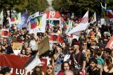 French unions call for nationwide strike and protests Pariz pod opsadom: Veliki protesti u Francuskoj, više od 90 uhapšenih, policija "doliva ulje na vatru" (FOTO, VIDEO) 7
