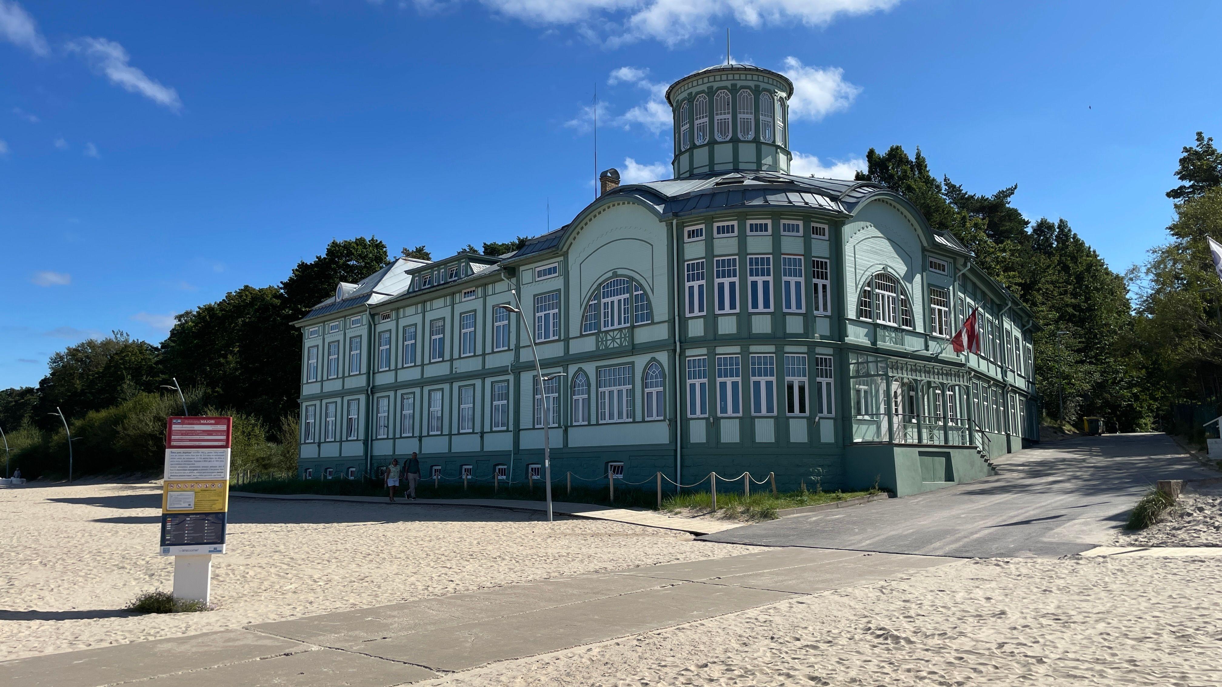 Razglednica Rige: Secesija, zaliv i pijaca 14 Na obali Riškog zaliva nalazi se još jedno zdanje u secesiji - kuća na plaži Emilije Racene, stara više od jednog veka