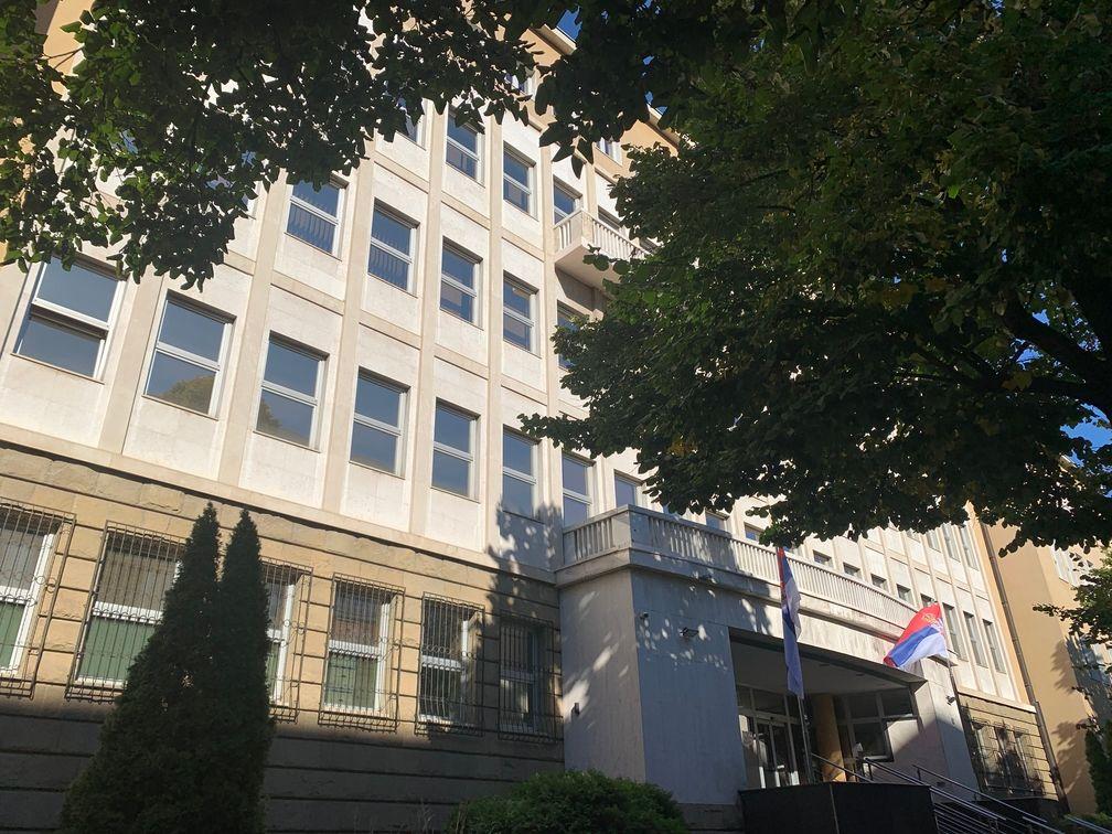 Zgrada oker boje gde je Javno tužilaštvo za organizovani kriminal, sa zastavama Srbije na ulazu