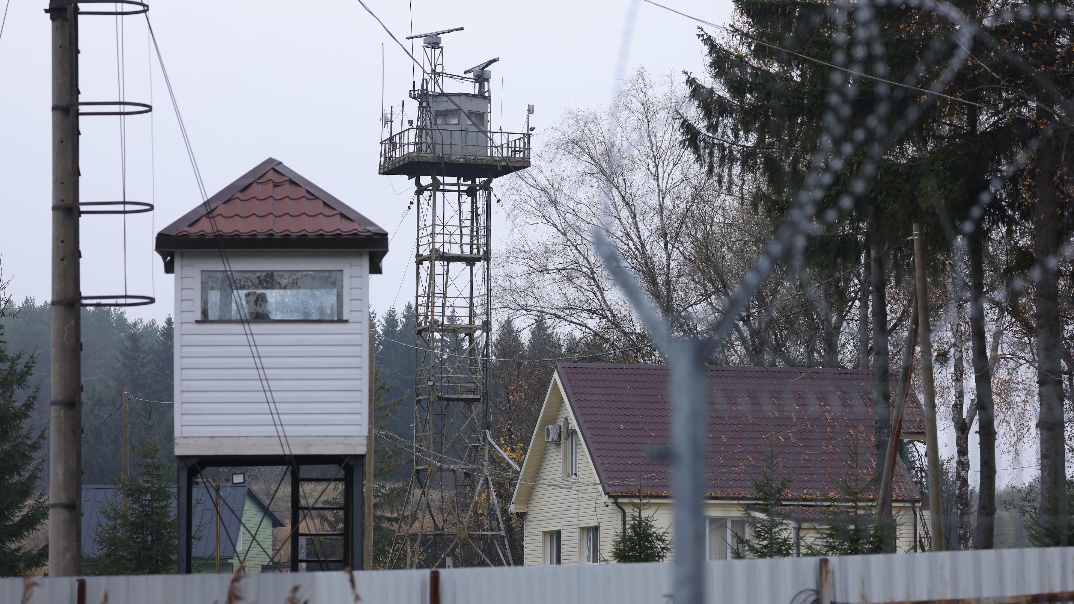 'Zona opasnosti' u Evropi za koju malo ljudi zna: Suvalkski koridor 5 Posmatračke kule stoje iza bodljikave žice na ruskoj strani granice između ruske polu-enklave Kalinjingrad i Litvanije, kako se vidi 28. oktobra 2022. iz mesta Vistitis u Litvaniji.