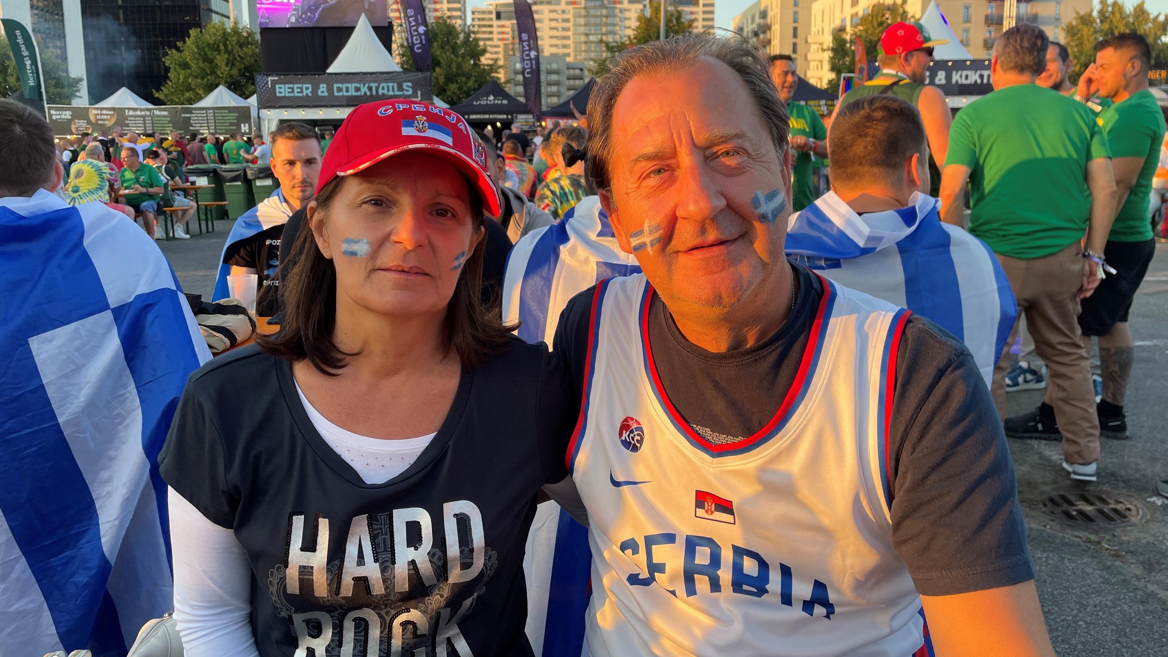 Olivera i Predrag Matić, muškarac i žena sede na klupi u fan zoni u Rigi