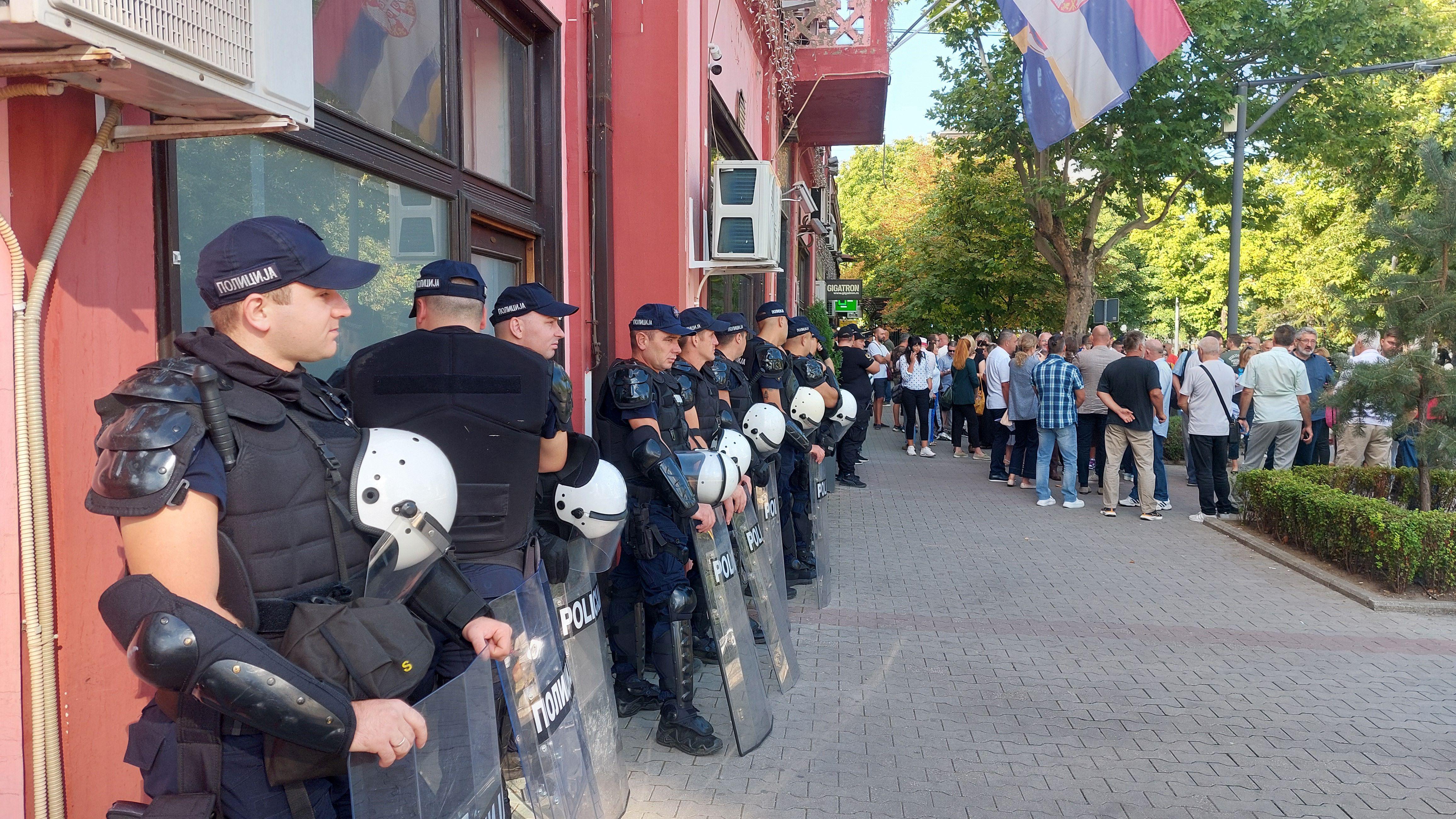 Jake snage policije obezbeđivale su zgradu Skupštine grada Zaječara