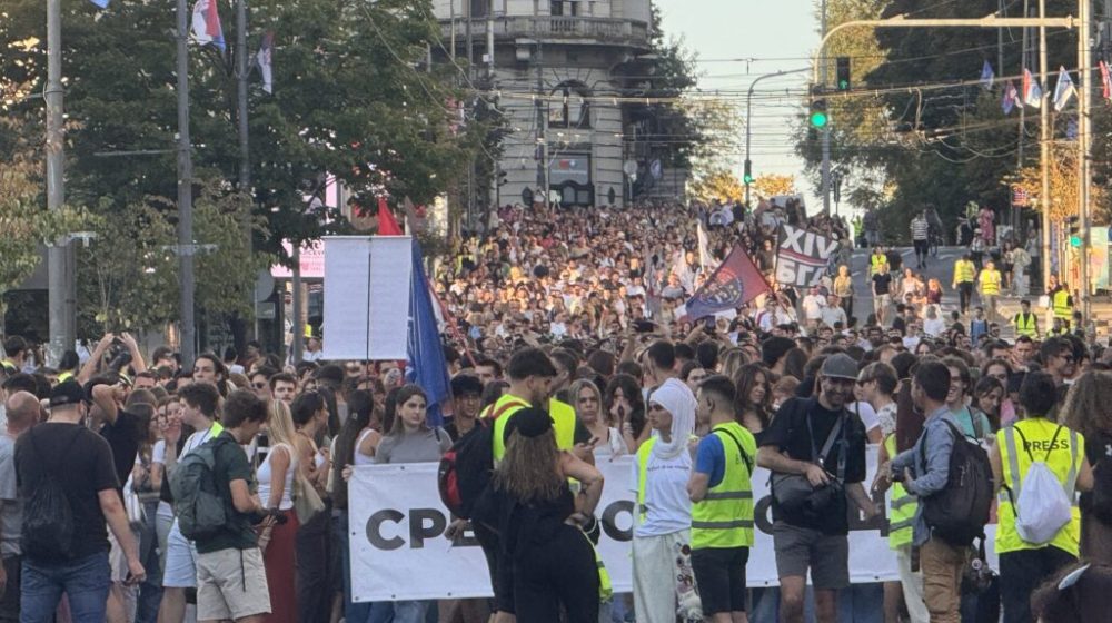 "Policajci čuvali sedište Vučića": Šta zapadne agencije pišu o sinoćnjim protestima u Srbiji? 1