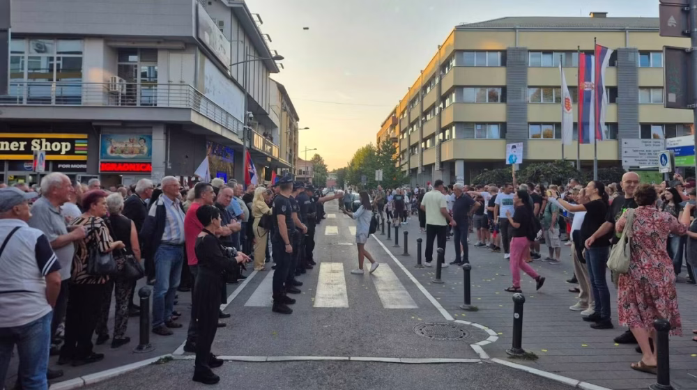 Incidenti u Kraljevu: Muškarac iz kolone "protiv blokada" napao mladića, vređali i novinarku (VIDEO) 1