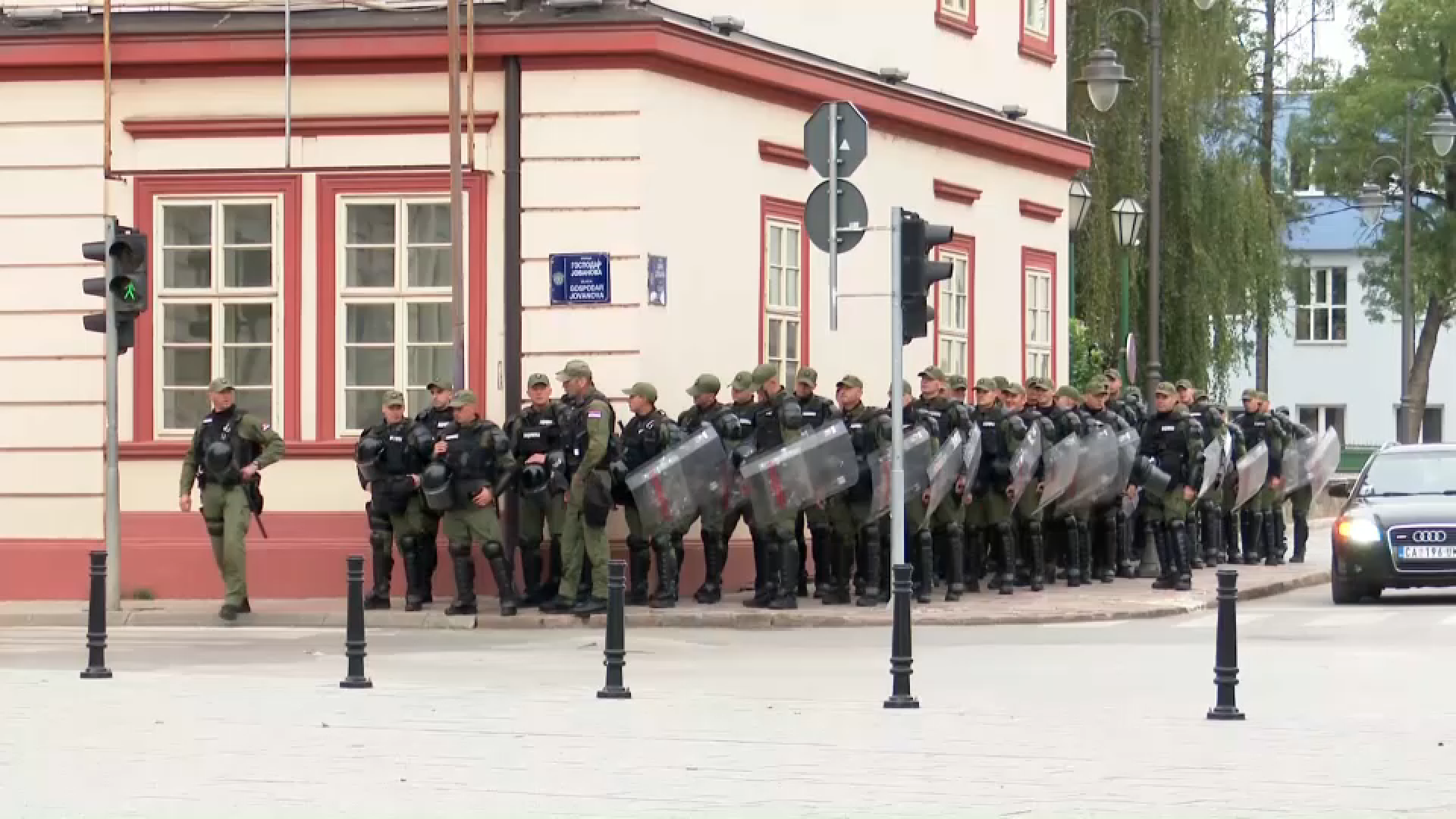 Protesti i kontraprotesti: Dve osobe pretučene u Čačku, incidenti u Bogatiću, privođenja kod Palilulske pijace (VIDEO, FOTO) 11
