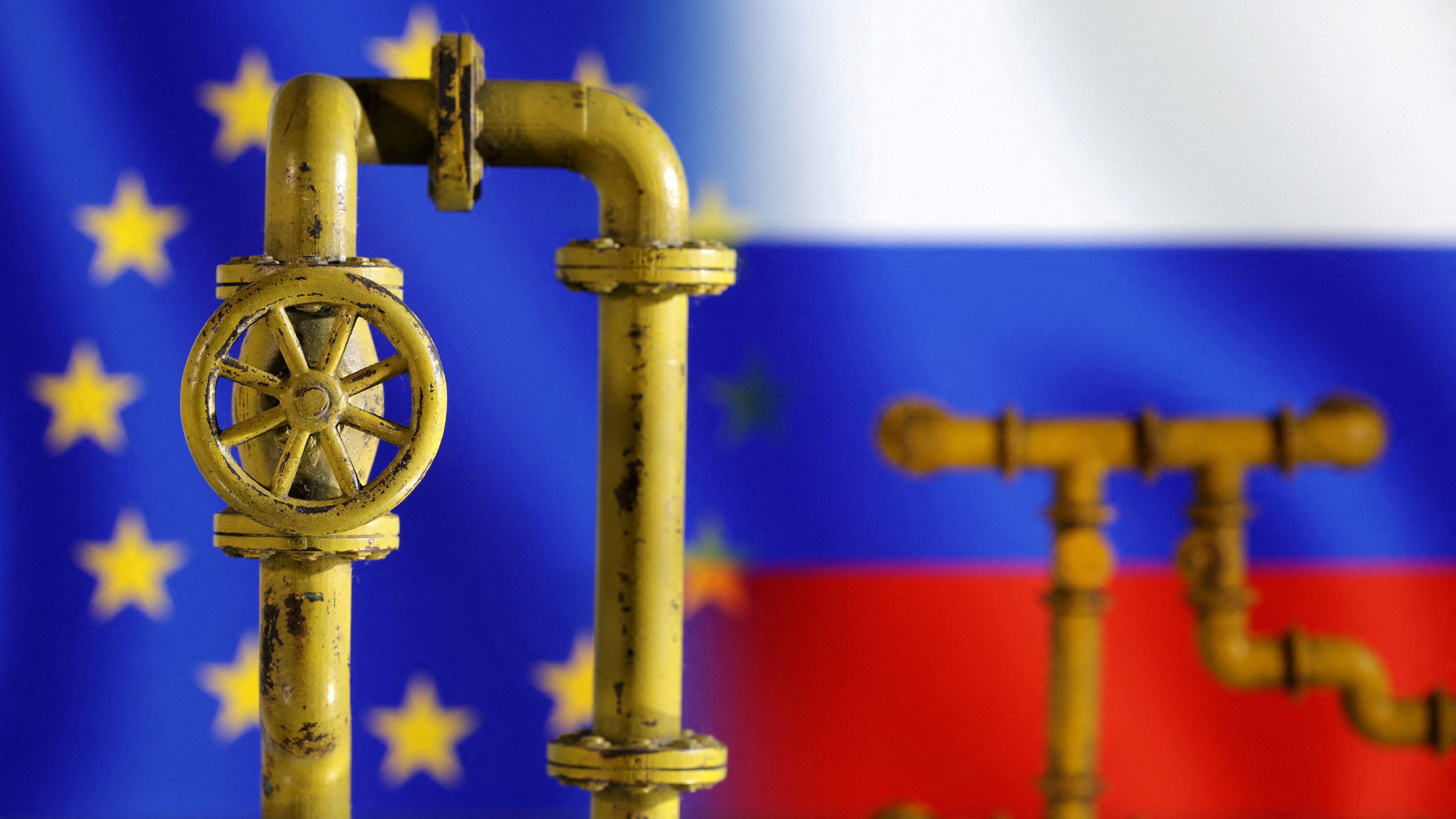 Uhapšen još jedan Ukrajinac osumnjičen za dizanje u vazduh gasodova Severni tok 1 gasovod, ilustracija gasovoda, gasovod i zastave rusije i EU