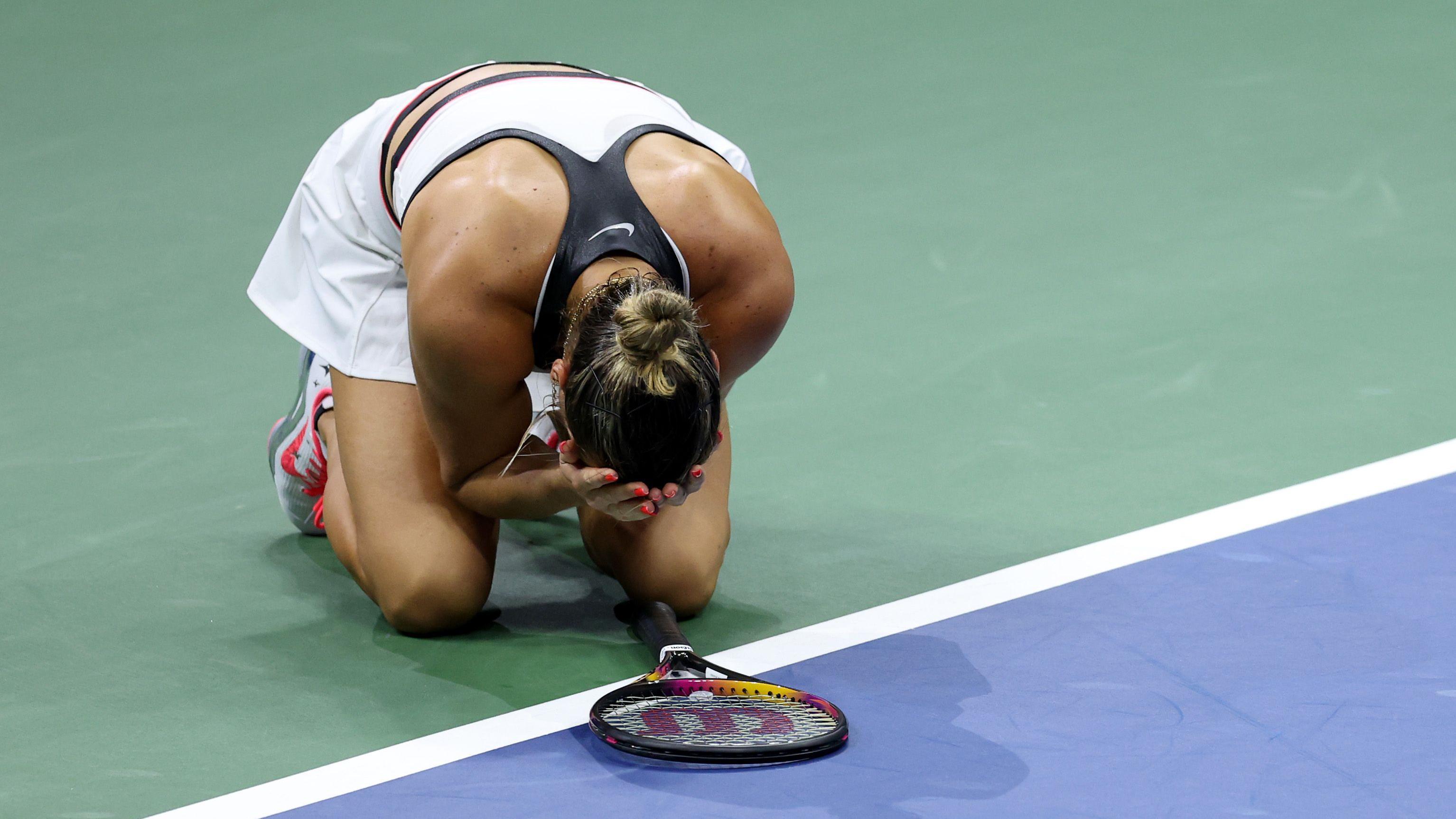 Arina Sabalenka kraljica US Opena: Knjiga iz psihologije joj pomogla da se smiri 1 Arina Sabalenka na terenu posle osvojenog US Opena 2025.