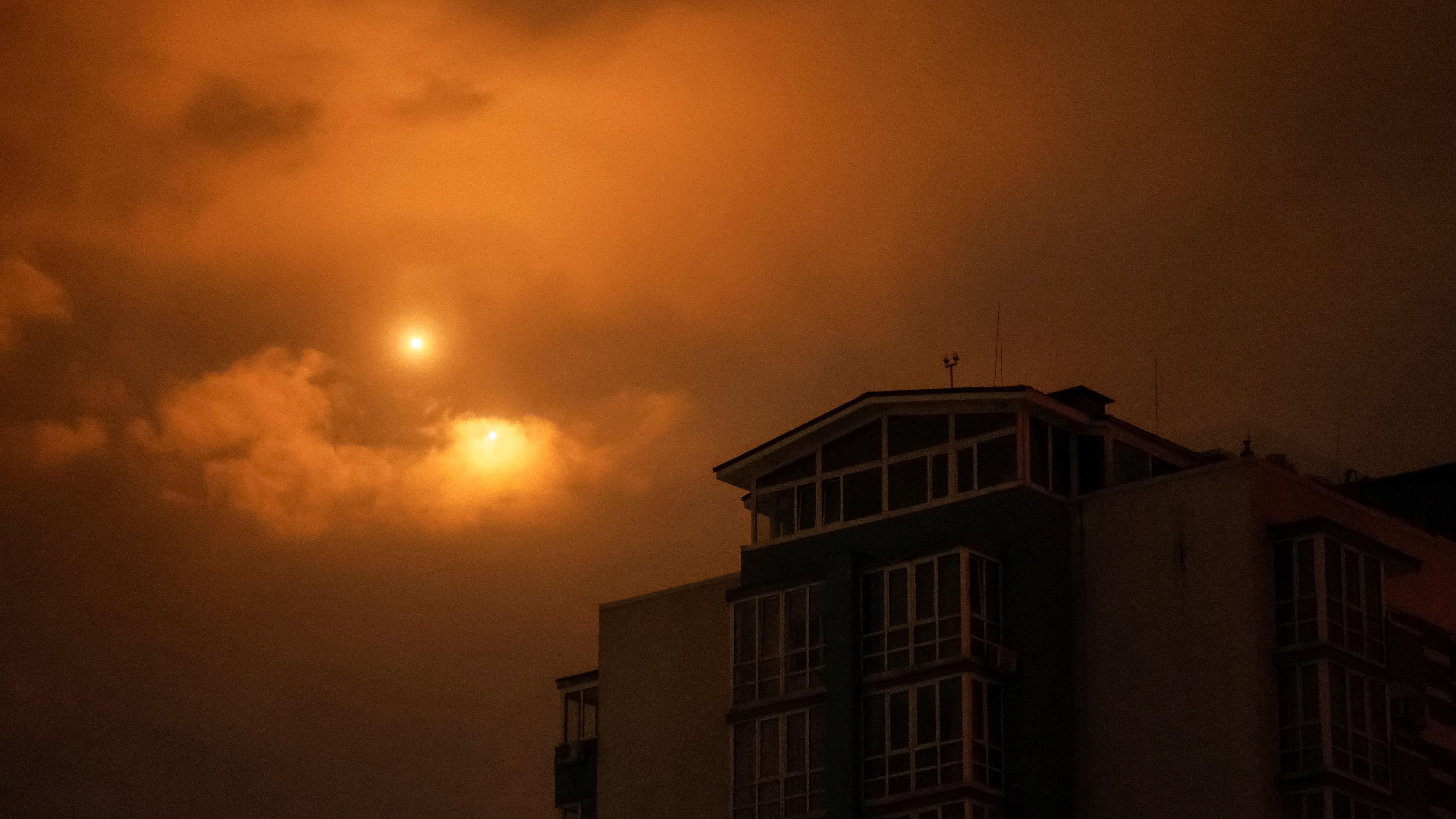 Eksplozije se vide na noćnom nebu dok ukrajinski vojnici pucaju na dronove tokom ruskog napada dronom u Kijevu 10. septembra