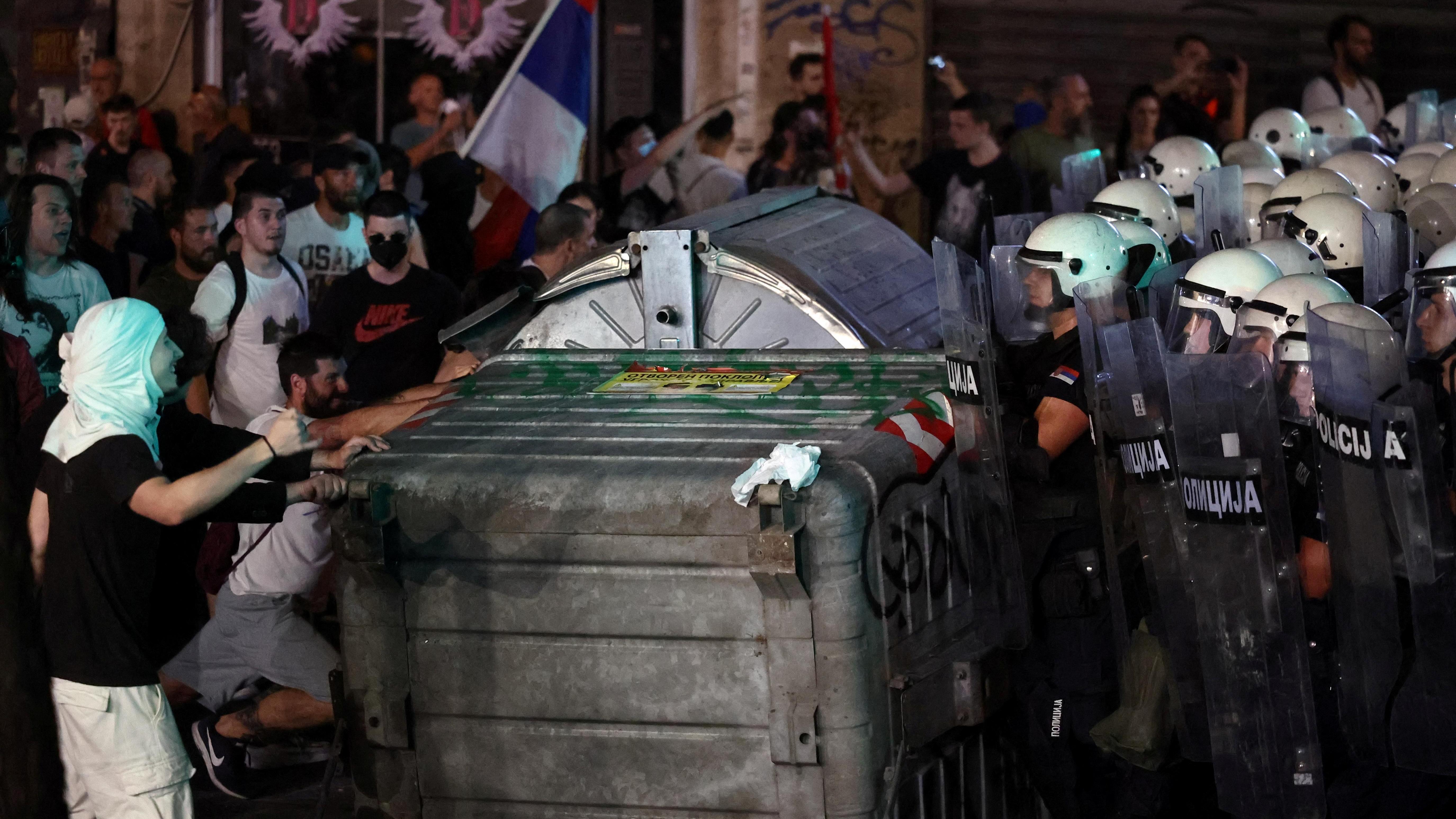 Šta se menja u Krivičnom zakoniku i ima li veze sa protestima u Srbiji 1 Blokade puteva, kontejner, protesti u srbiji, mupškarci guraju kontejner na ulicu a policija ih u tome sprečava