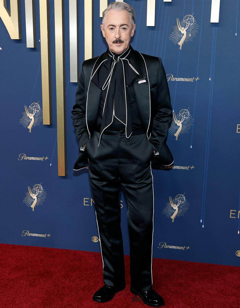 Sidni Svini, Džena Ortega, Selena Gomez i sjaj dodele Emi nagrada u fotografijama 32 Domaćin emisije „Izdajnici SAD“ Alan Kaming