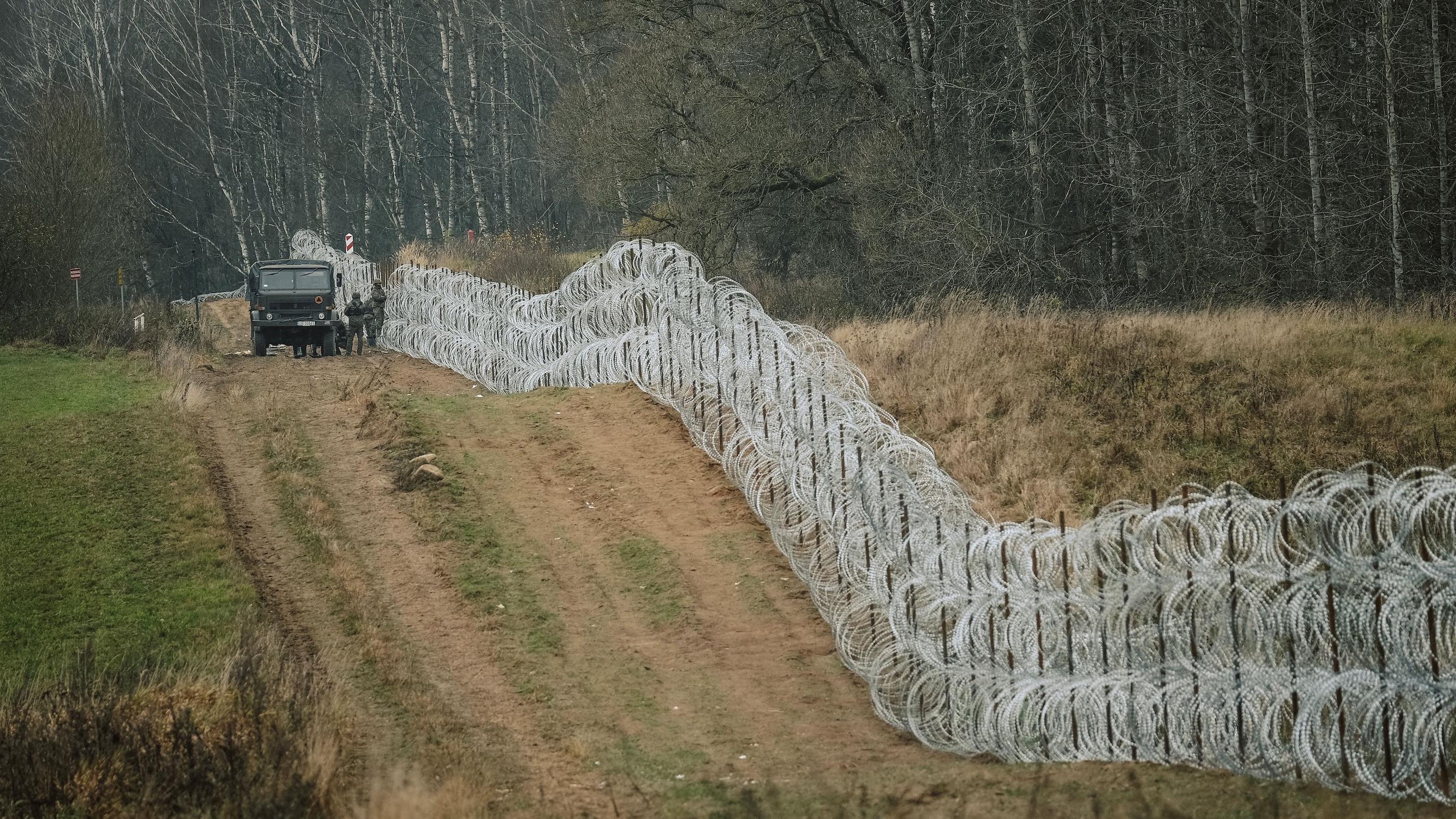 'Zona opasnosti' u Evropi za koju malo ljudi zna: Suvalkski koridor 6 Vojnici poljske vojske postavljaju ogradu duž granice s ruskom eksklavom Kalinjingrad, u blizini mesta Žerdžini u Poljskoj. U pozadini je drveće