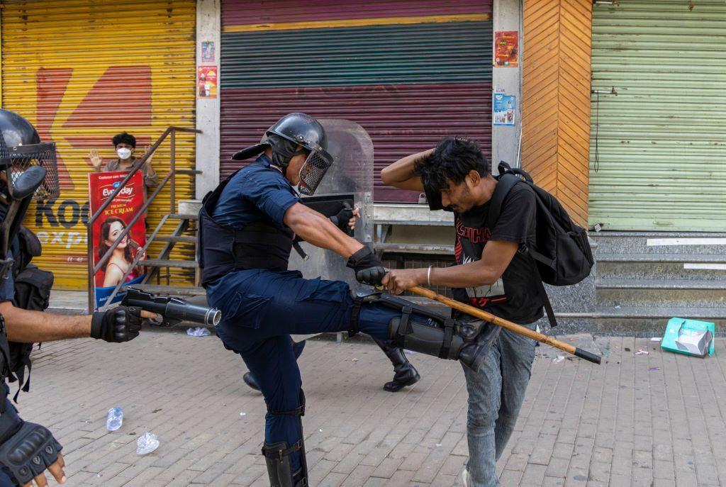 Nepal: Vojska uspostavila mir, prva žena premijer u istoriji zemlje 12 Policajac pendrekom udara muškarca