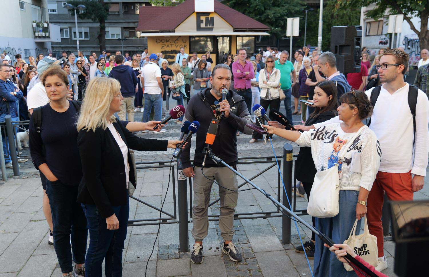 "Borba za prosvetu, za profesore, za roditelje, za đake tek počinje": Održan protest ispred Pete beogradske gimnazije (FOTO; VIDEO) 3