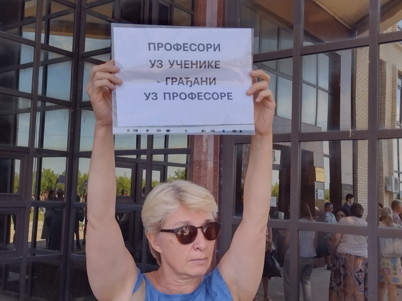 "Uvek ćemo biti tu da se borimo za svoja prava": Poručili maturanti na protestu podrške otpuštenim profesorima Druge kragujevačke gimnazije (FOTO; VIDEO) 3