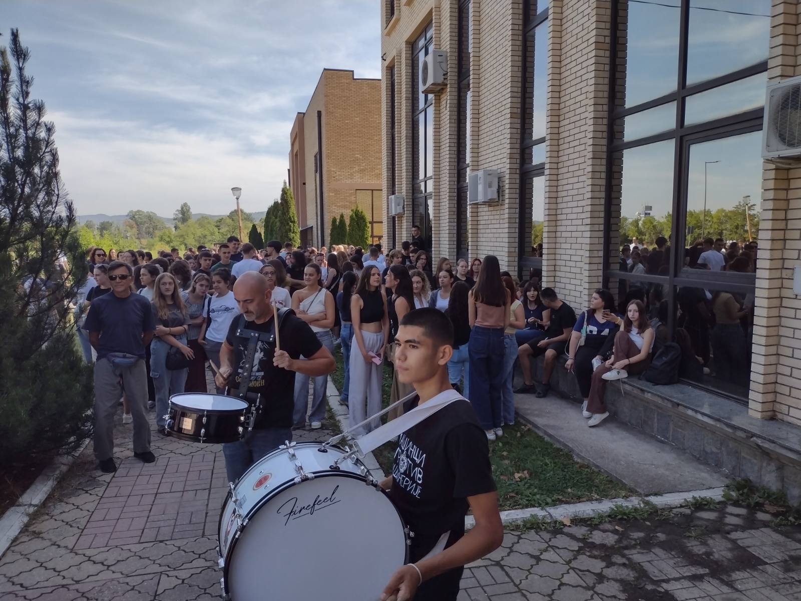 "Uvek ćemo biti tu da se borimo za svoja prava": Poručili maturanti na protestu podrške otpuštenim profesorima Druge kragujevačke gimnazije (FOTO; VIDEO) 5